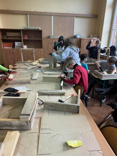 Zajęcia rozwijające kompetencje i zainteresowania stolarskie- prowadzone przez P...