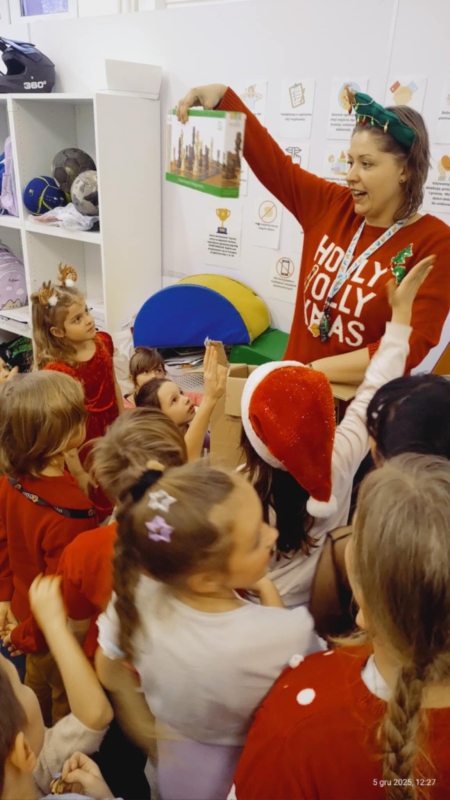 Zabawy mikołajkowe, rozpakowanie prezentów w świetlicy. 