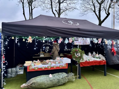 Stoisko naszej szkoły podczas  Jarmarku Świątecznego