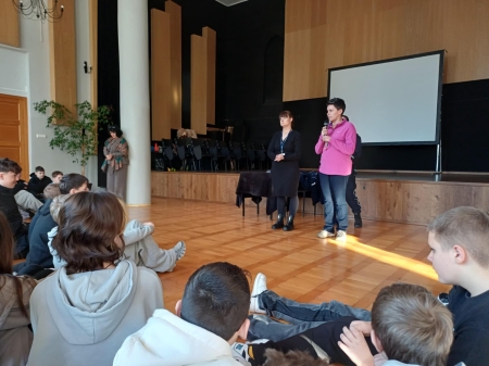 Spotkanie uczniów klas 7 i 8 z policją.  Temat: Odpowiedzialność nieletnich.