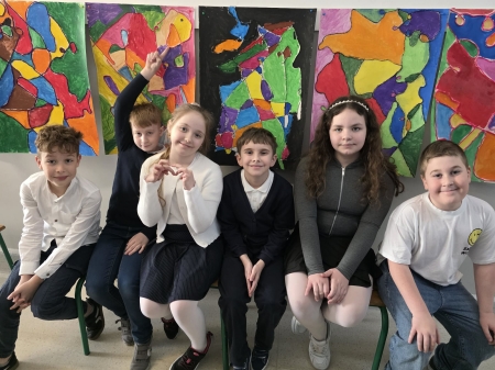 Uczniowie klasy 3D wykonali kolorowe prace plastyczne inspirowane sztuką abstrak...