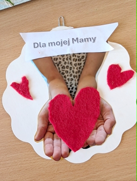 Wszystkim Mamusiom z okazji ich święta składamy najgorętsze życzenia