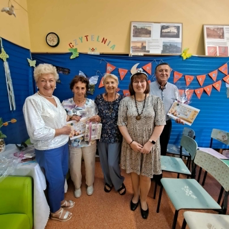 Seniorzy czytają dzieciom 