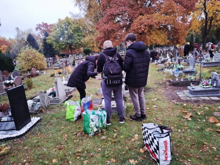 Akcja Szkolnego Wolontariatu i Samorządu Uczniowskiego „Podaruj znicz, rozpal serca”